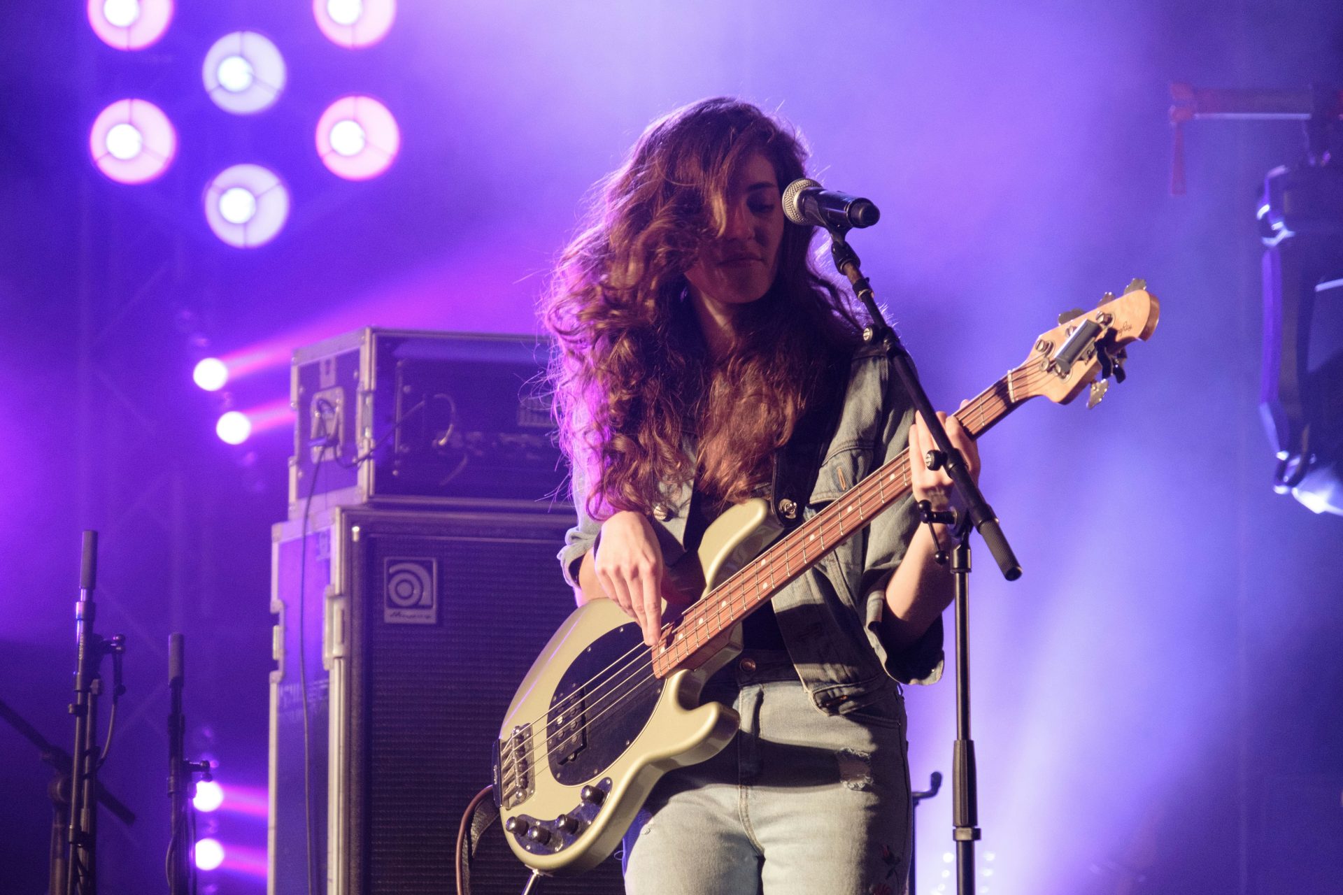 Frau spielt Gitarre im Theater