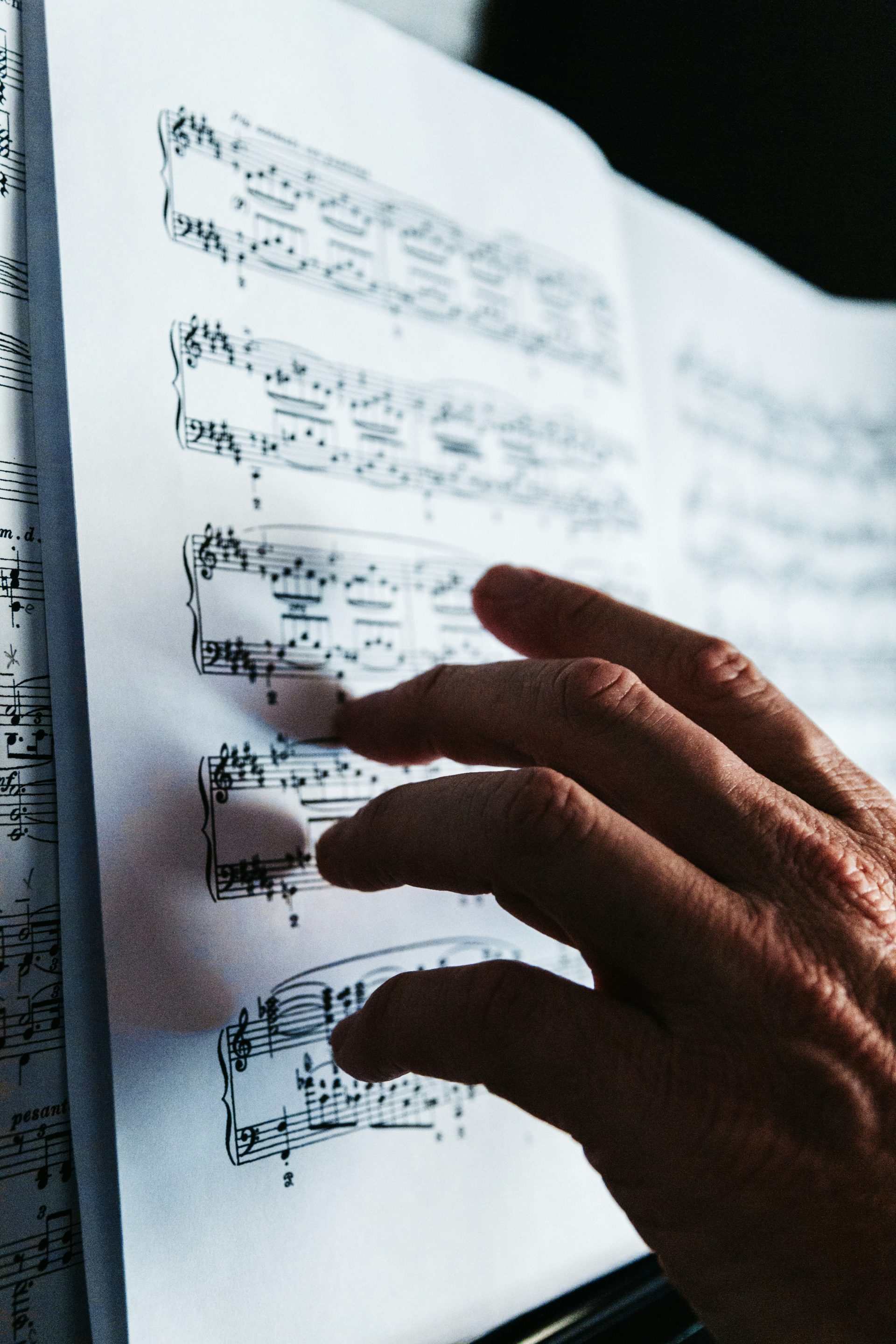 Person, die Musiknote liest
