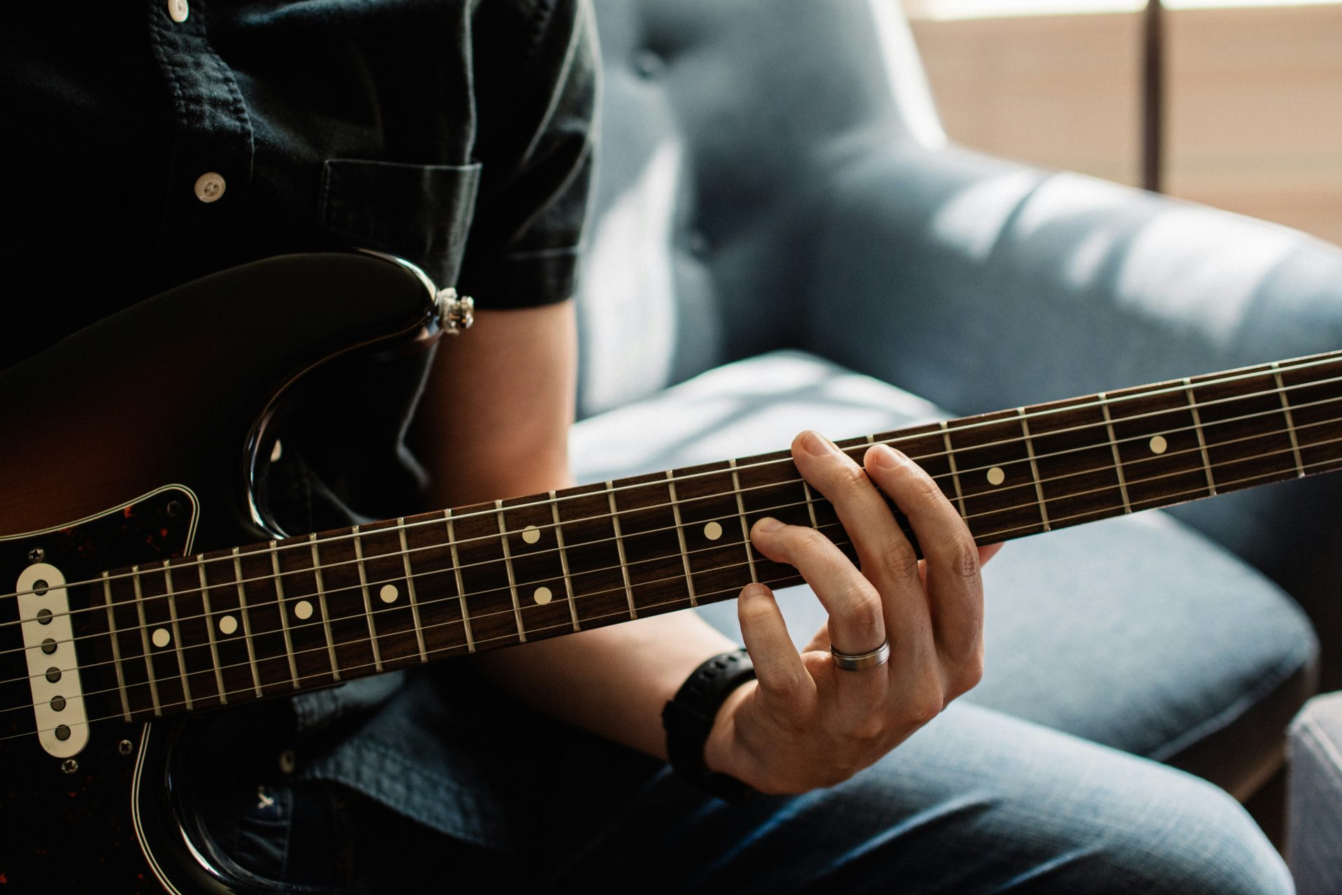 Person, die Gitarre spielt